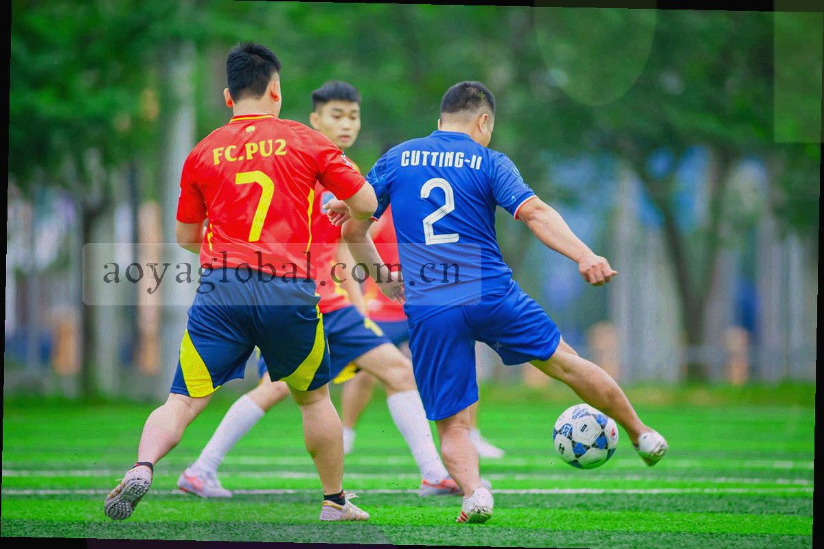档案文件夹与编号标签俯拍画面，冷灰蓝调，用于说明门店与合作档案的整理方式